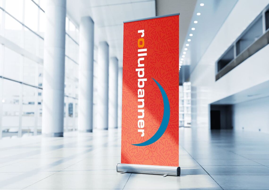 Bærbart brand med roll-up systemer og fotovægge med sponsorlogoer på budget