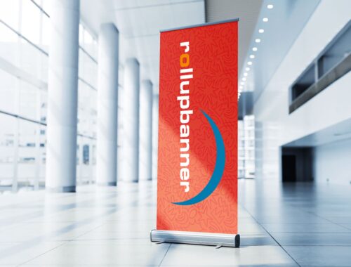 Bærbart brand med roll-up systemer og fotovægge med sponsorlogoer på budget